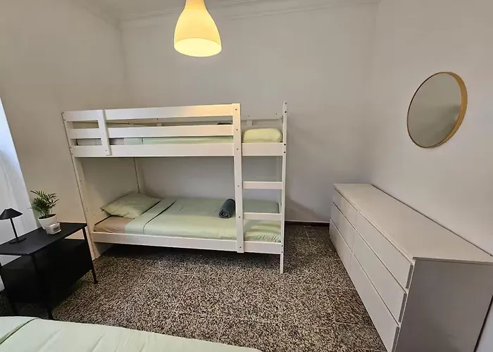 Guest Close Airport Homestay Lisbon