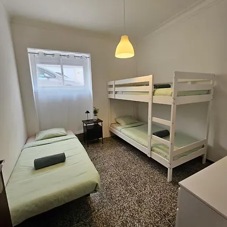 Guest Close Airport Δωμάτια σε οικογενειακή κατοικία Lisboa